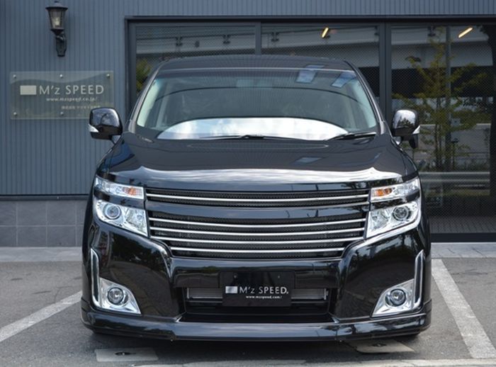 Tampilan depan modifikasi Nissan Elgrand lawas garapan M'z Speed, Jepang