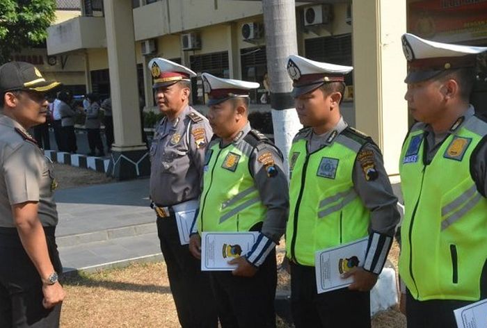 Kapolresta Solo memberikan penghargaan pada empat anggota Polresta Solo