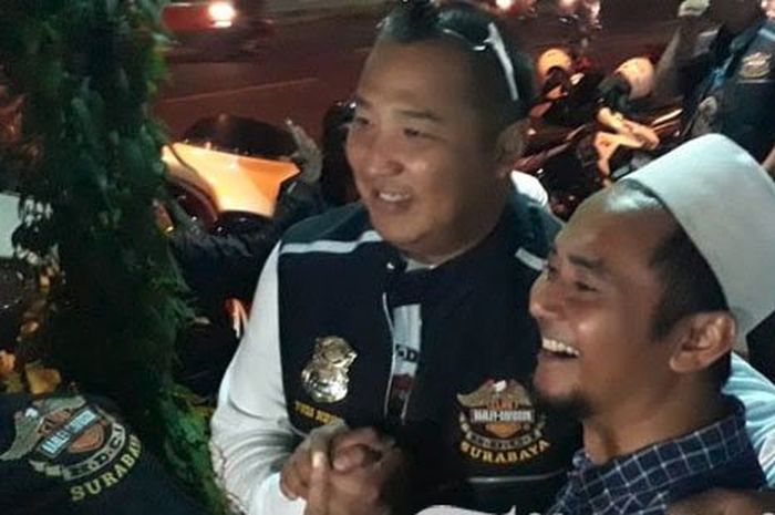 Ketua Harley Davidson Club Indonesia (HDCI) Surabaya, Toni Wahyudi berjabat tangan dengan Faisal Yas