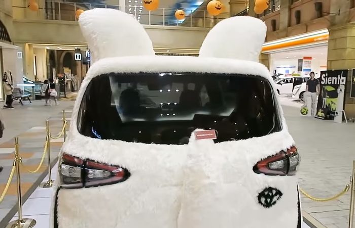 Dibuatkan pula telinga dan ekor di belakang Toyota Sienta