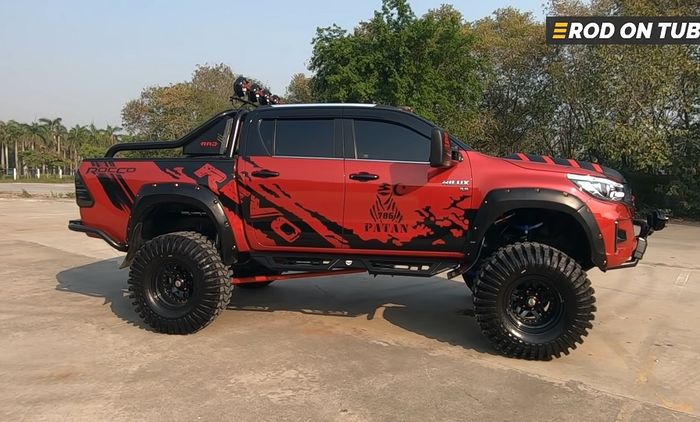 Modifikasi Toyota Hilux dibungkus kelir merah dan decal grafis hitam