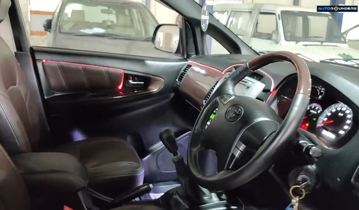 Tampilan kabin modifikasi Toyota Kijang Innova 2011 dibikin lebih mewah