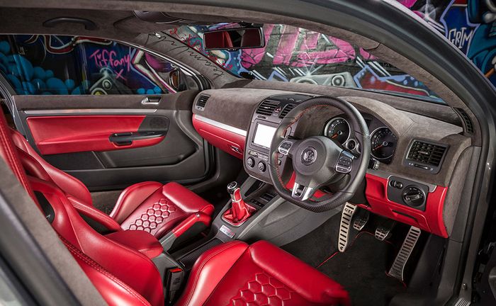 Kabin VW Golf GTI dilapisi kulit Nappa dan Alcantara