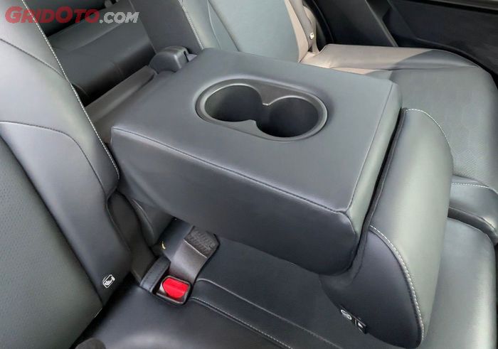 Handrest bikin nyaman penumpang di baris kedua Mitsubishi Destinator 