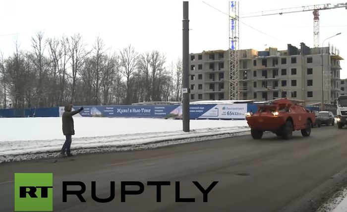 Sebagai taksi, panser ini dimodifikasi dengan cat warna merah dan senjatanya juga tak lagi berfungsi