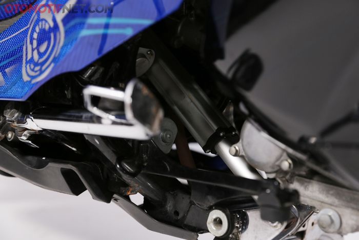 Standar tengah Yamaha XMAX dilengkapi dengan hidraulis agar tidak memberatkan pengendara