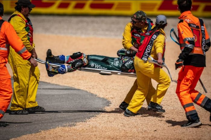 Miguel Oliveira diangkut dengan tandu setelah diseruduk Marc Marquez di balap MotoGP Portugal 2023