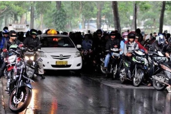 Ilustrasi berteduh di bawah flyover saat hujan