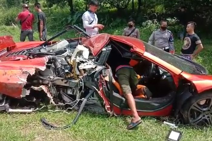 Satu unit Supercar McLaren MP4-12C mengalami kecelakaan di Tol Jagorawi pada Minggu (3/5/2020)