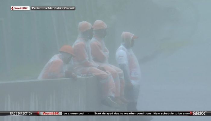 Marshal tetap berada di posisinya saat hujan deras menjelang race 1 WorldSBK Indonesia 2021