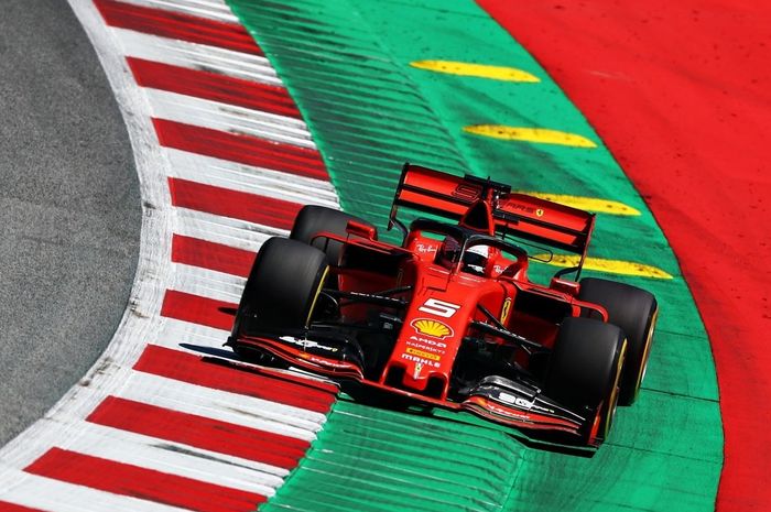 Pembalap Ferrari, Sebastian Vettel menempel ketat Lewis Hamilton yang tampil tercepat di FP1 F1 Austria