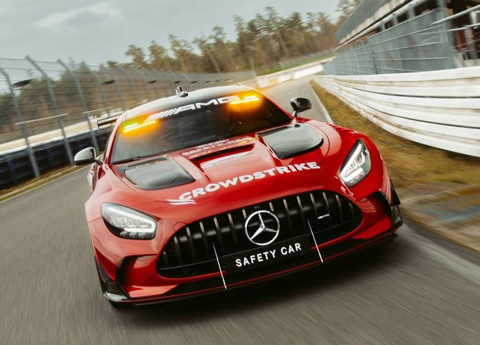 Lampu pada sun visor di setiap sisi logo AMG di safety car Mercedes untuk balap F1 2022 ini