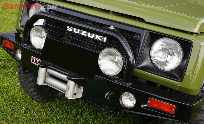 Bumper depan Suzuki Jimny Sierra ini dditukar bemper custom, grill dipasangi milik Suzuki Katana DX.