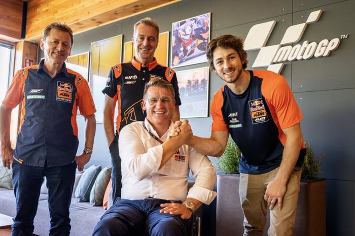 Remy Gardner (paling kanan) naik ke MotoGP untuk 2022. Gabung dengan tim Tech3