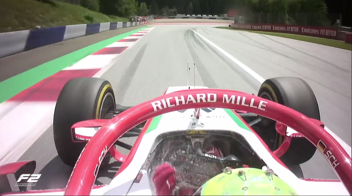 Ada cairan menyebur dari pemadam api di bagian kiri kokpit mobil Mick Schumacher di race 2 F2 Stiria