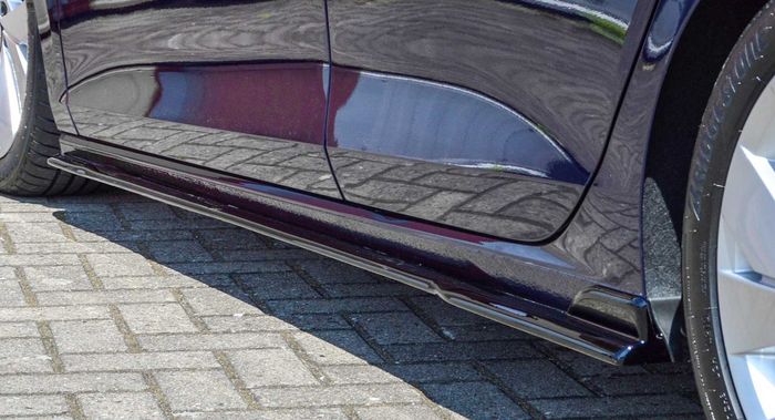 Add-on side skirts tipis di sisi samping VW Golf Mk8