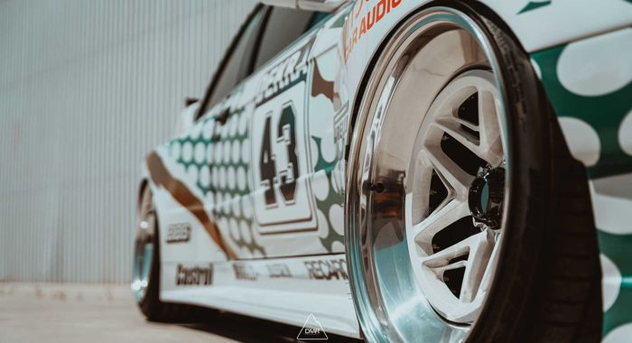 BMW M3 E30 ditopang suspensi udara dan pelek model bintang