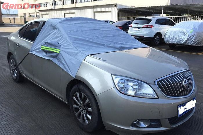 Ilustrasi mobil parkir lama