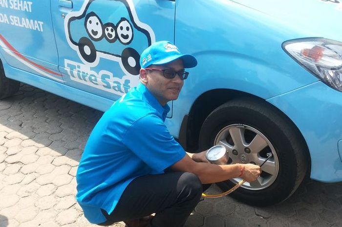 Presiden Direktur PT Bridgestone Indonesia Gaurav Gupta memperagakan cara memeriksa tekanan angin dengan alat khusus dalam kunjungannya ke rest area 57 Tol Jakarta-Cikampek yang menjadi lokasi kampanye keselamatan ban, Selasa (8/5/2018).