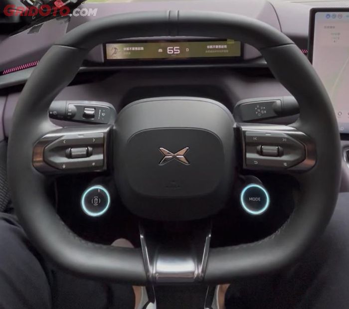 Lingkar kemudi Xpeng P7, harus disentuh ketika alarm berbunyi saat mode VLA 2.0 aktif.