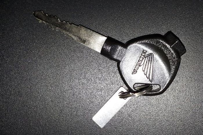 Pelat nomor di kunci motor