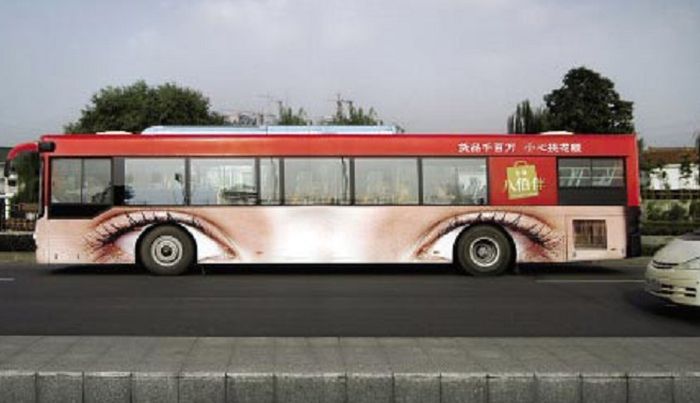 Bus dengan desain mata manusia pada roda