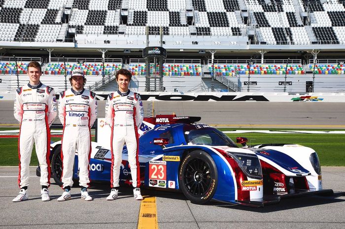 Pembalap tim United Autosports di balap ketahanan Daytona 24 Jam 2018, dari kiri ke kanan: Phil Hanson, Fernando Alonso dan Lando Norris