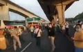 Ratusan Buruh Turun ke Tol Cikarang Barat Akibat Ada Penyekatan, Ini Kata Polisi