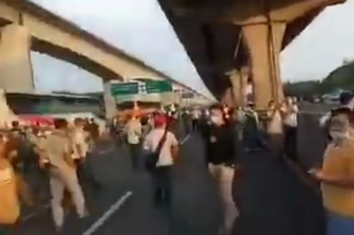 Viral para pekerja turun ke jalan karena telat akibat penyekatan di jalan tol 