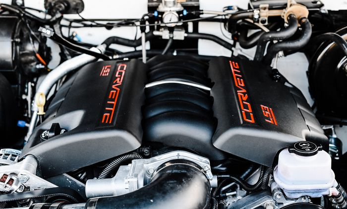 Unit 6.200cc V8 LS3 milik Corvette pada restomod Land Rover Defender