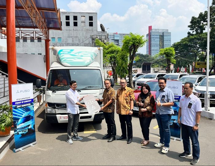 Mitsubishi Fuso eCanter akan diuji coba sebagai armada pengirim surat dan parcel PT Pos Indonesia.