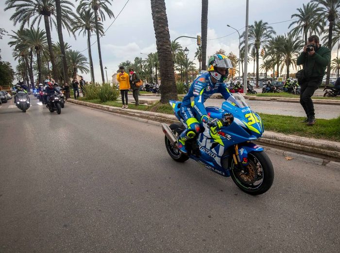 Sambil mengendarai Suzuki GSX-R1000R, Joan Mir berkeliling Mallorca bersama para fans dan sahabatnya sembari menyapa warga sekitar