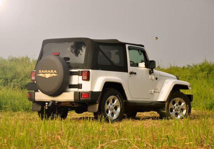 Wrangler JK Sport milik Mr. A, tampak belakang 