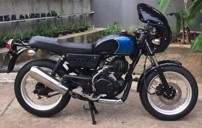 Kaki-kaki Bajaj Pulsar 180 Cafe Racer pasang pelek jari-jari