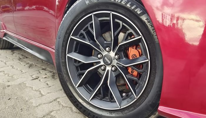 Modifikasi Toyota Corolla Altis dipasang pelek replika Momo