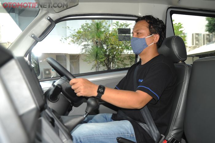 Ilustrasi mengendarai mobil dengan sistem kemudi EPS