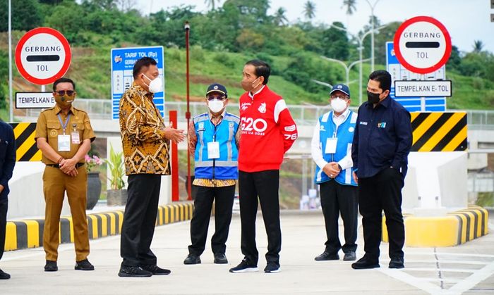 Presiden Joko Widodo meresmikan Jalan Tol Manado-Bitung Ruas Danowudu-Bitung di Gerbang Tol (GT) Bitung, Bitung, Sulawesi Utara (25/02). 