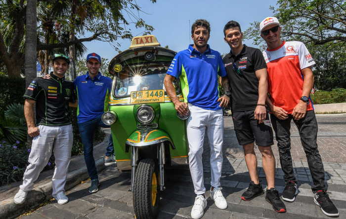 Para pembalap berfoto di taxi trike Thailand 