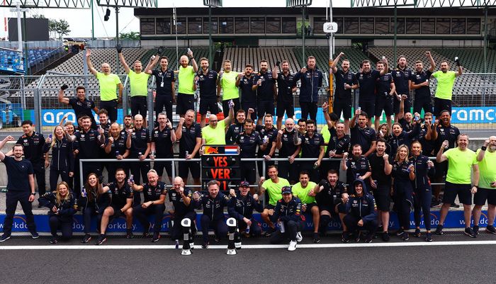 Tim Red Bull Racing merayakan Max Verstappen juara F1 Hongaria 2022 lewat strategi balap tim yang brilian