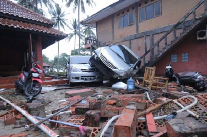 Tsunami yang terjadi di Anyer, Banten.