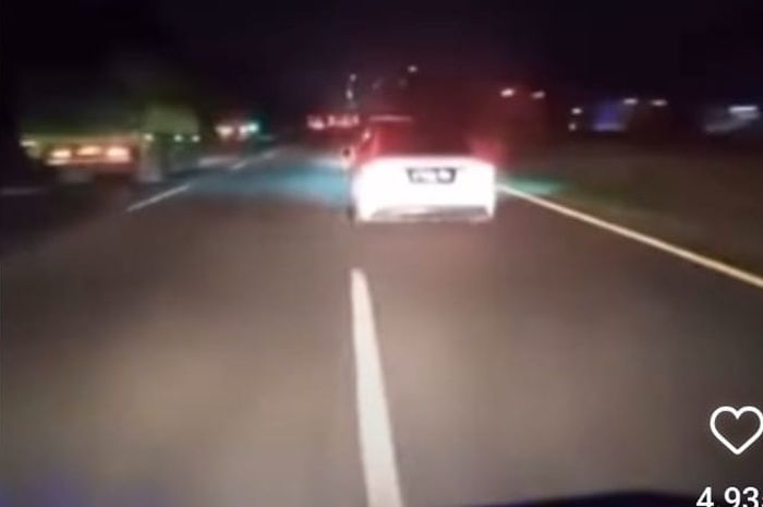 Baru-baru ini viral sebuah video yang memperlihat sebuah sedan Mercedes-Benz warna putih diduga menghalangi ambulans yang sedang bawa ibu hamil di Tol Jakarta - Merak