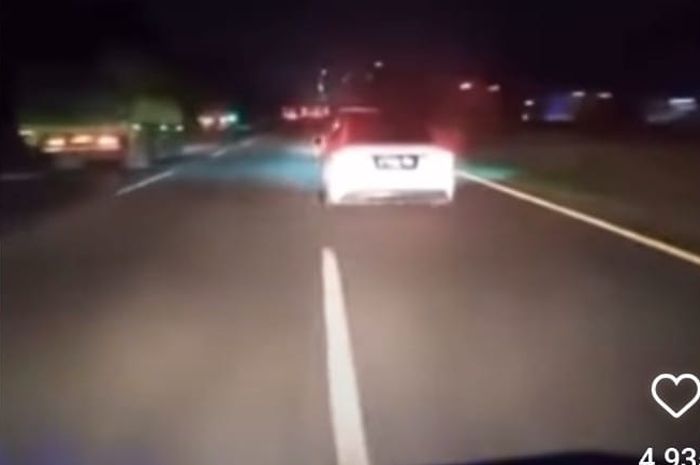 Baru-baru ini viral sebuah video yang memperlihat sebuah sedan Mercedes-Benz warna putih diduga menghalangi ambulans yang sedang bawa ibu hamil di Tol Jakarta - Merak