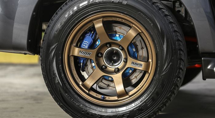 Tongkrongan Isuzu D-Max ditopang pelek Volk Racing TE37 18 inci