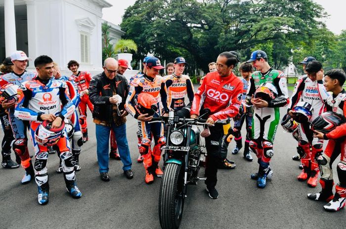 Presiden Jokowi pamerkan motor customnya ke pembalap MotoGP