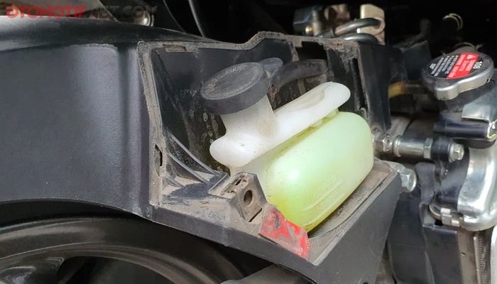 Posisi Tangki resevoir atau air radiator cadangan di sepatbor kolong Honda Air Blade