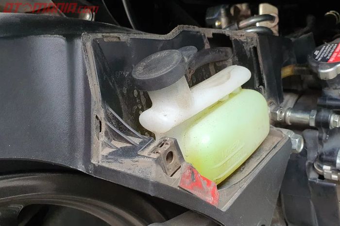 Posisi Tangki resevoir atau air radiator cadangan di spakbor kolong Honda Air Blade