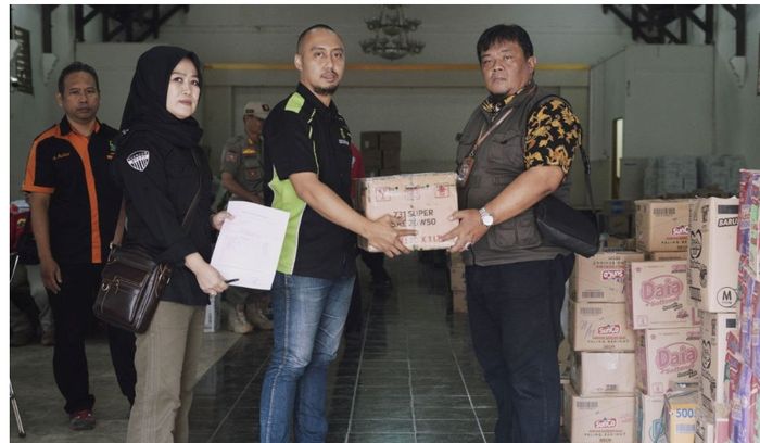 Penyerahan secara simbolis ke korban terdampak gempa Cianjur