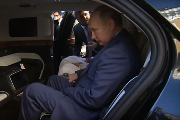 Putin mengajak Pangeran Abu Dhabi masuk kedalam mobil Limo-nya