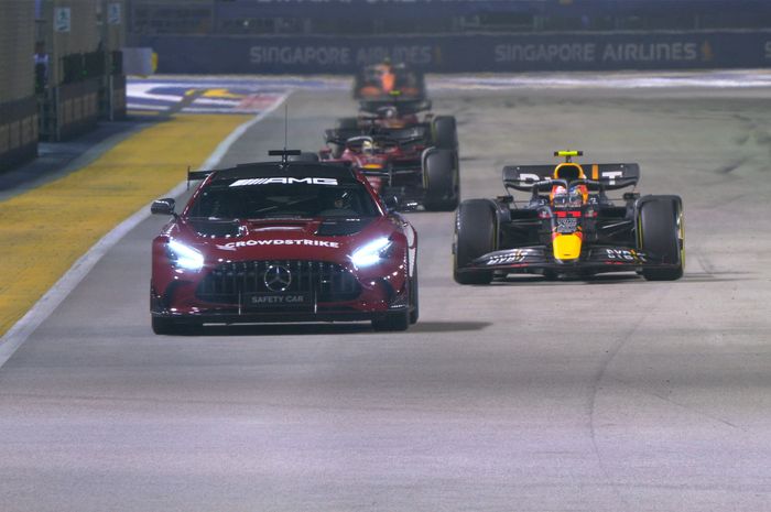 Sergio Perez saat berada di belakang safety car pada balap F1 Singapura 2022