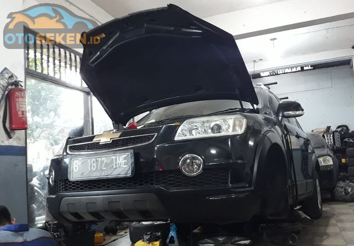 Chevrolet Captiva sedang dilakukan perbaikan di bengkel Mentari Motor